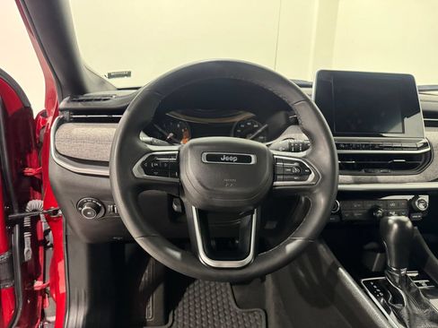 Used 2025 Jeep Compass Latitude w/ Sun & Sound Group AWD/4WD image 5