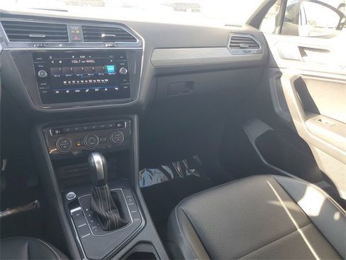 Used 2021 Volkswagen Tiguan SE image 27