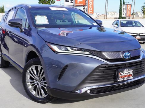 Used 2022 Toyota Venza XLE image 2