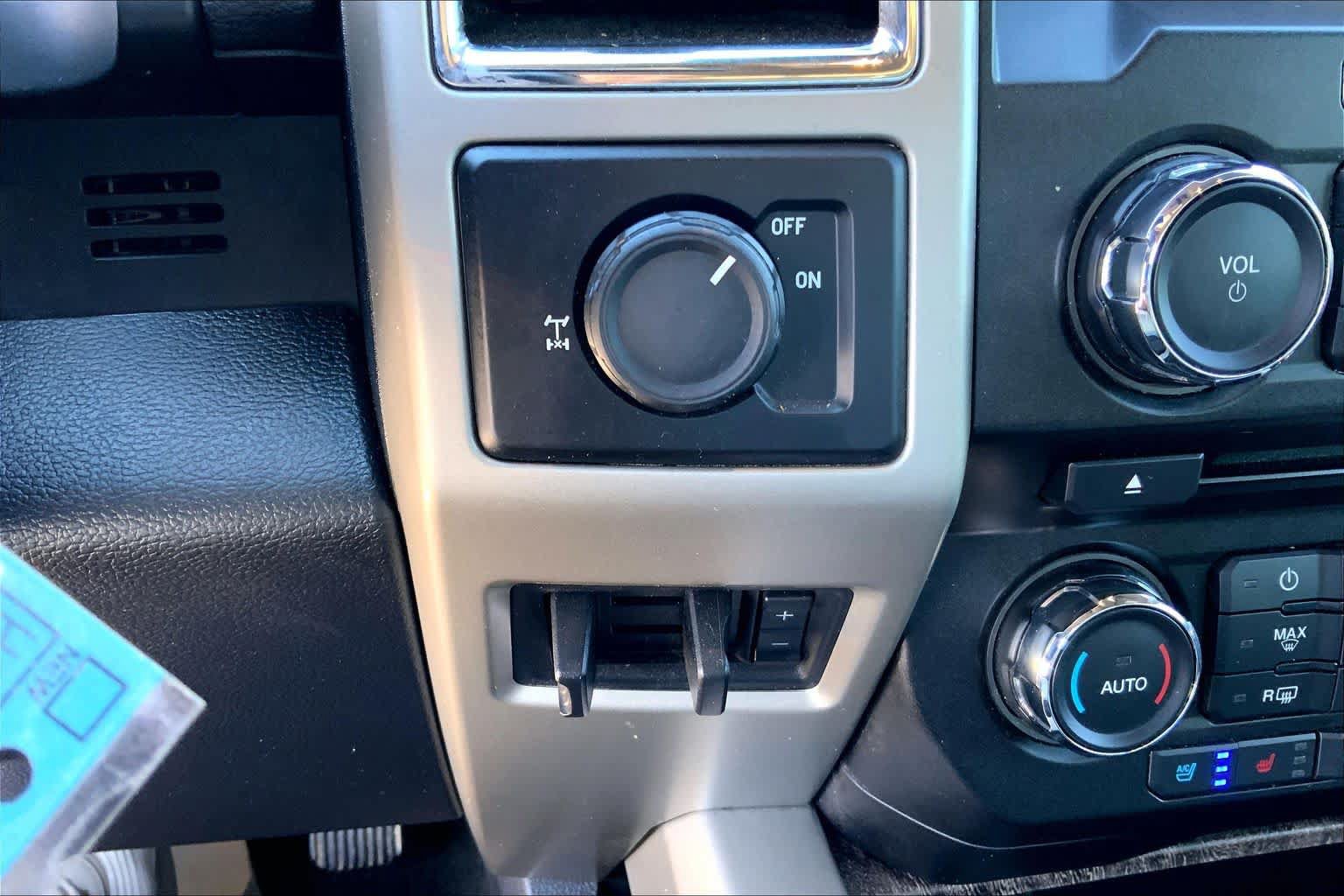 Used 2017 Ford F250 Lariat w/ Lariat Value Package RWD image 31