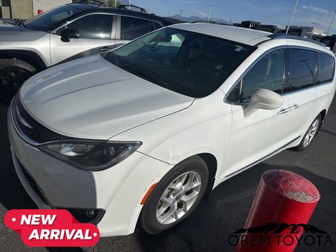 Used 2018 Chrysler Pacifica Touring-L Plus w/ Tire & Wheel Group FWD image 12
