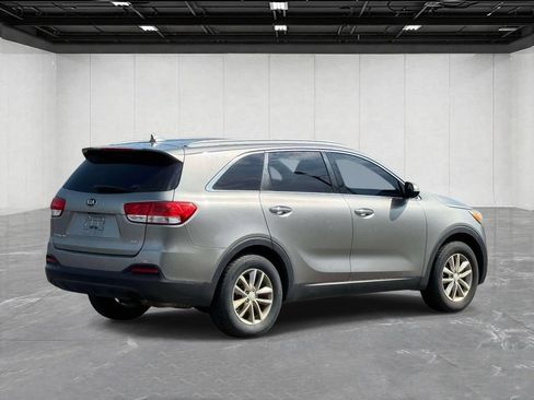 Used 2018 Kia Sorento FWD image 5