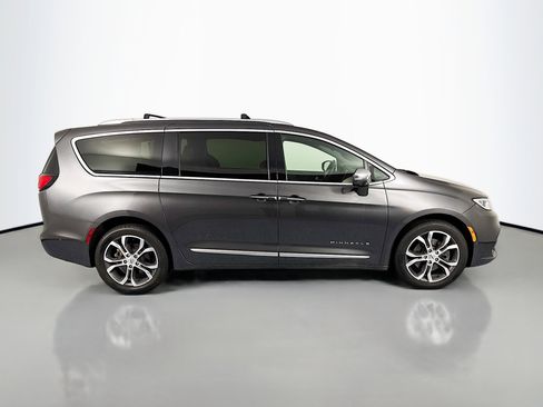 Used 2022 Chrysler Pacifica Pinnacle image 4
