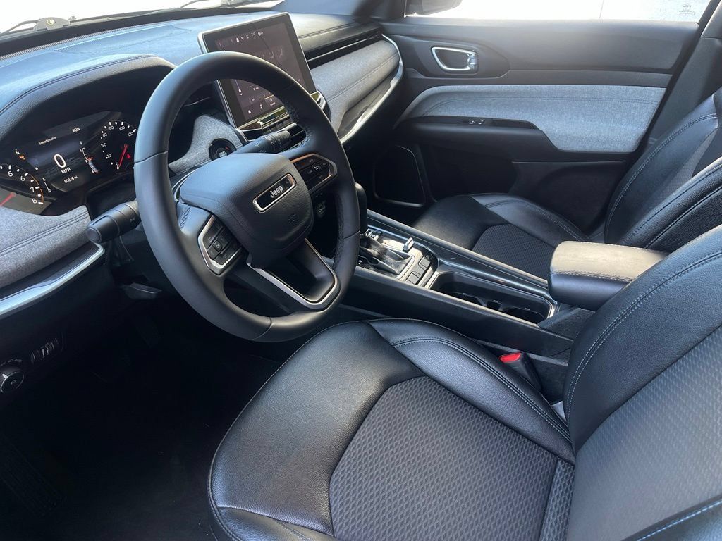 Used 2024 Jeep Compass Latitude AWD/4WD image 4