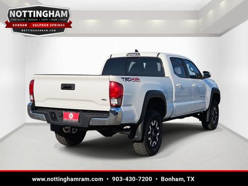 Used 2017 Toyota Tacoma TRD Off-Road w/ Tow Package AWD/4WD image 4