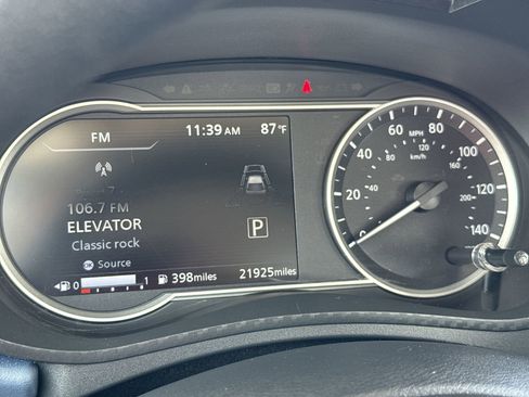 Used 2025 Nissan Versa SV FWD image 10