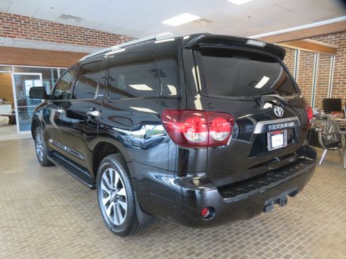 Used 2020 Toyota Sequoia Limited w/ Safety & Convenience Package AWD/4WD image 88