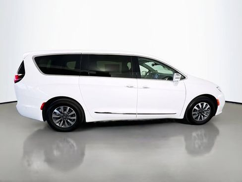 Used 2022 Chrysler Pacifica Limited FWD image 9
