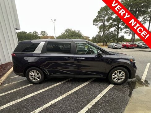 Used 2022 Kia Carnival LX image 5