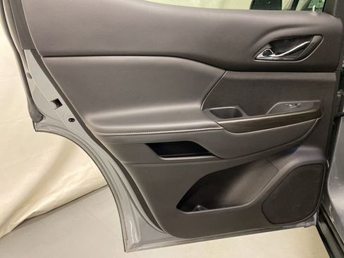 Used 2023 GMC Acadia SLT image 12