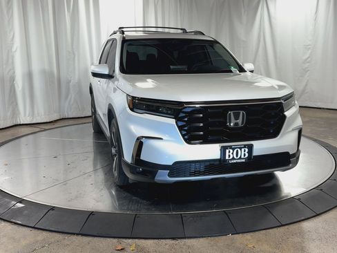 Used 2023 Honda Pilot Touring image 3