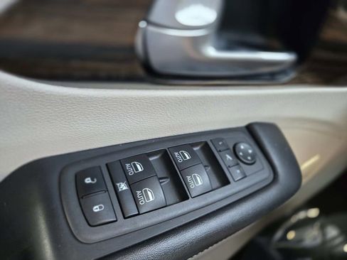 Used 2022 Chrysler Pacifica Limited image 39