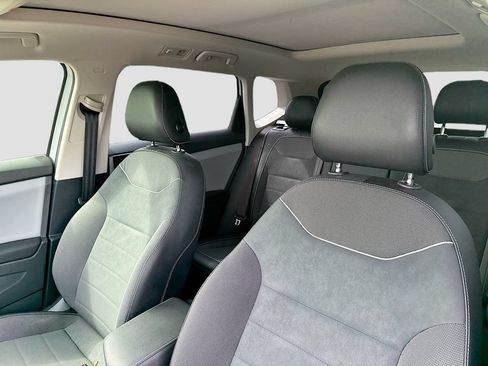 Used 2023 Volkswagen Taos SE w/ Panoramic Sunroof Package FWD image 9