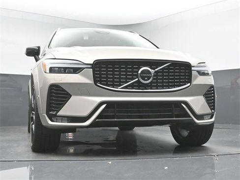 Used 2024 Volvo XC60 B5 Ultimate w/ Protection Package Premier image 38
