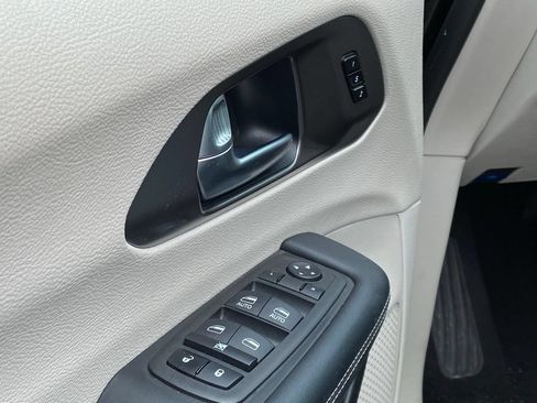 Used 2023 Chrysler Pacifica Touring-L FWD image 11