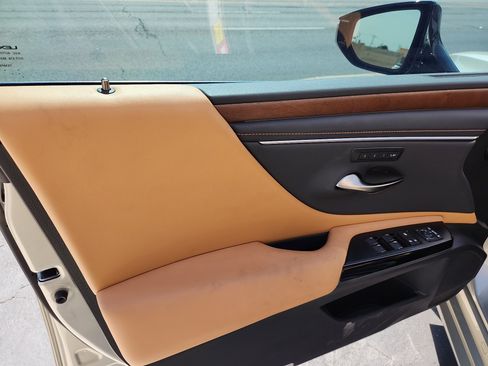 Used 2025 Lexus ES 300h w/ Premium Package image 10