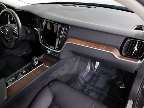Used 2025 Volvo V60 B5 Cross Country Plus image 28
