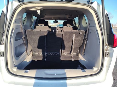Used 2023 Chrysler Voyager LX image 18
