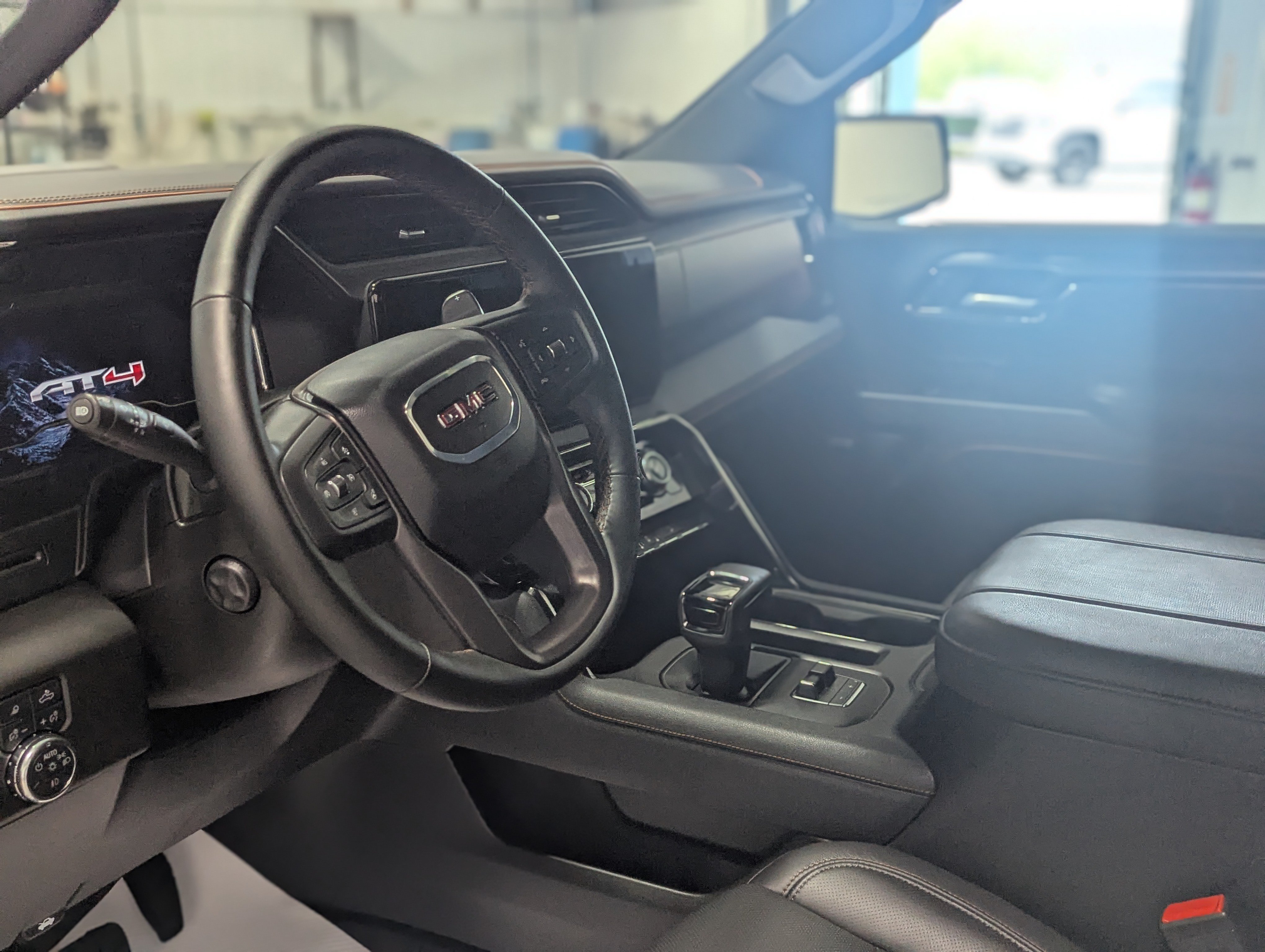 Used 2025 GMC Sierra 1500 AT4 w/ AT4 Premium Package AWD/4WD image 13