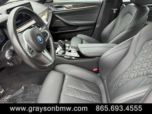 Used 2022 BMW 530e xDrive w/ Premium Package image 13