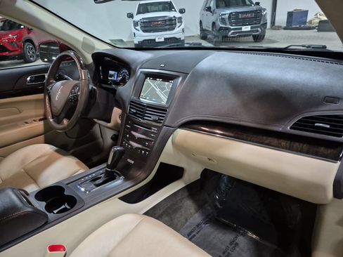 Used 2018 Lincoln MKT AWD image 31