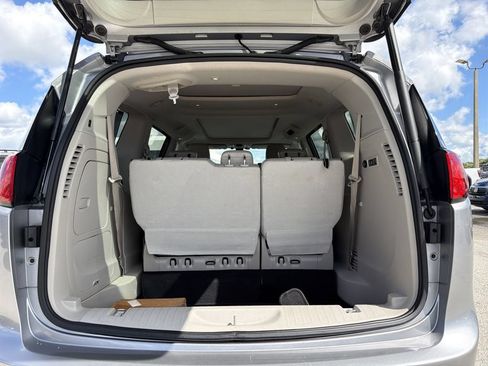 Used 2017 Chrysler Pacifica Limited w/ UConnect Theater Package FWD image 10