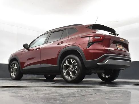 Used 2025 Chevrolet Trax LT w/ LT Convenience Package image 12