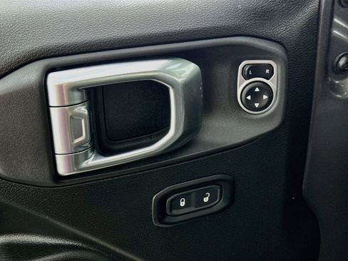 Used 2025 Jeep Wrangler Unlimited Rubicon 4xe w/ Convenience Group AWD/4WD image 19