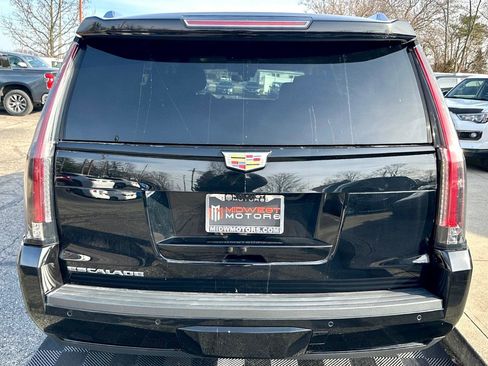 Used 2019 Cadillac Escalade Luxury w/ Escalade Sport Edition image 5