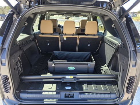 New 2026 Land Rover Discovery Dynamic SE image 14