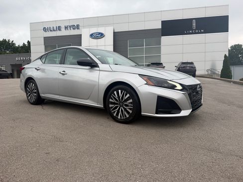 Used 2024 Nissan Altima 2.5 SV FWD image 2