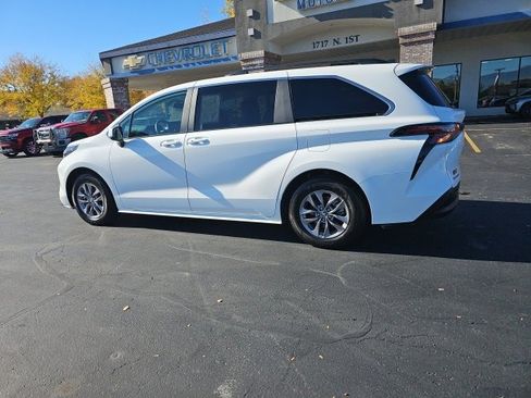 Used 2025 Toyota Sienna LE image 51
