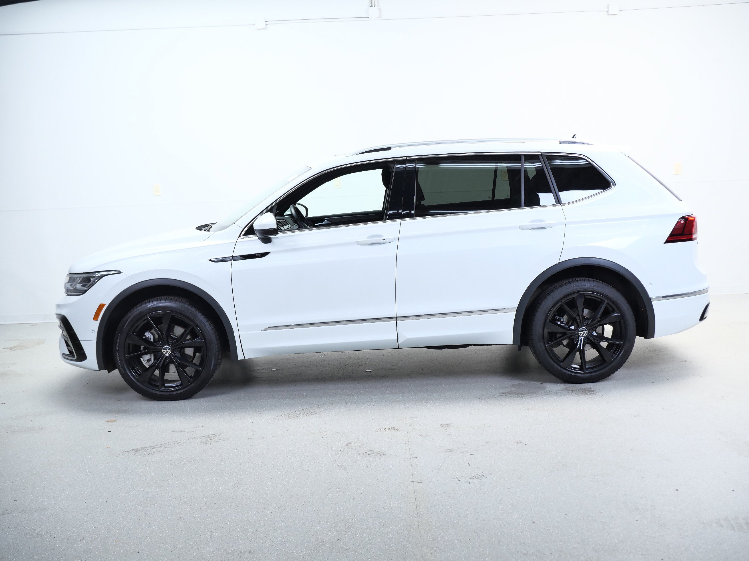 Used 2024 Volkswagen Tiguan SEL R-Line w/ MDO Package, Two-Row AWD/4WD image 10