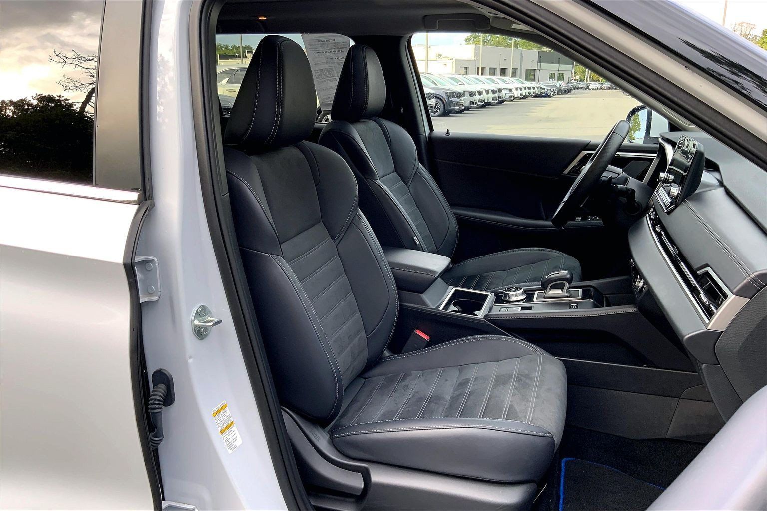 Used 2025 Mitsubishi Outlander 4WD Plug-In Hybrid image 9