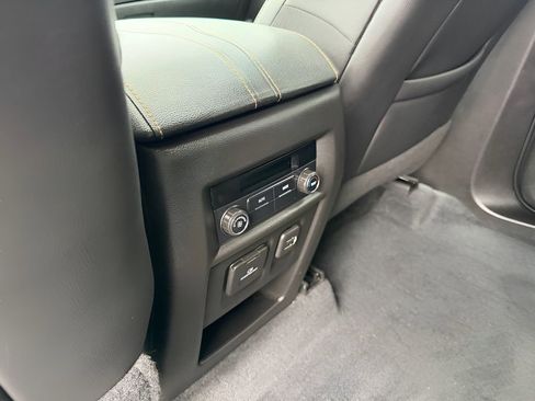 Used 2021 Chevrolet Traverse LT w/ LT Premium Package image 31