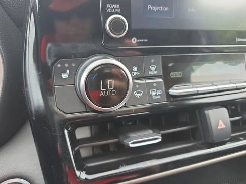 Used 2020 Toyota Highlander XLE AWD/4WD image 35