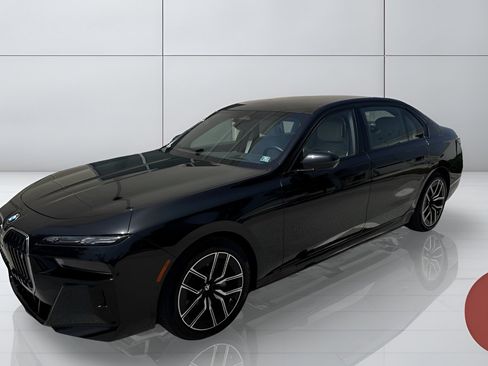 Used 2025 BMW i7 xDrive60 AWD/4WD image 4