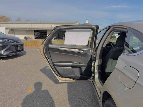 Used 2019 Ford Fusion SE image 16