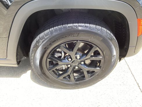 Used 2025 Jeep Grand Cherokee L Laredo RWD image 9