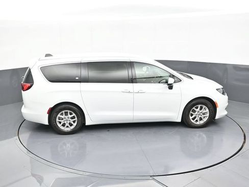 Used 2022 Chrysler Voyager LX FWD image 61