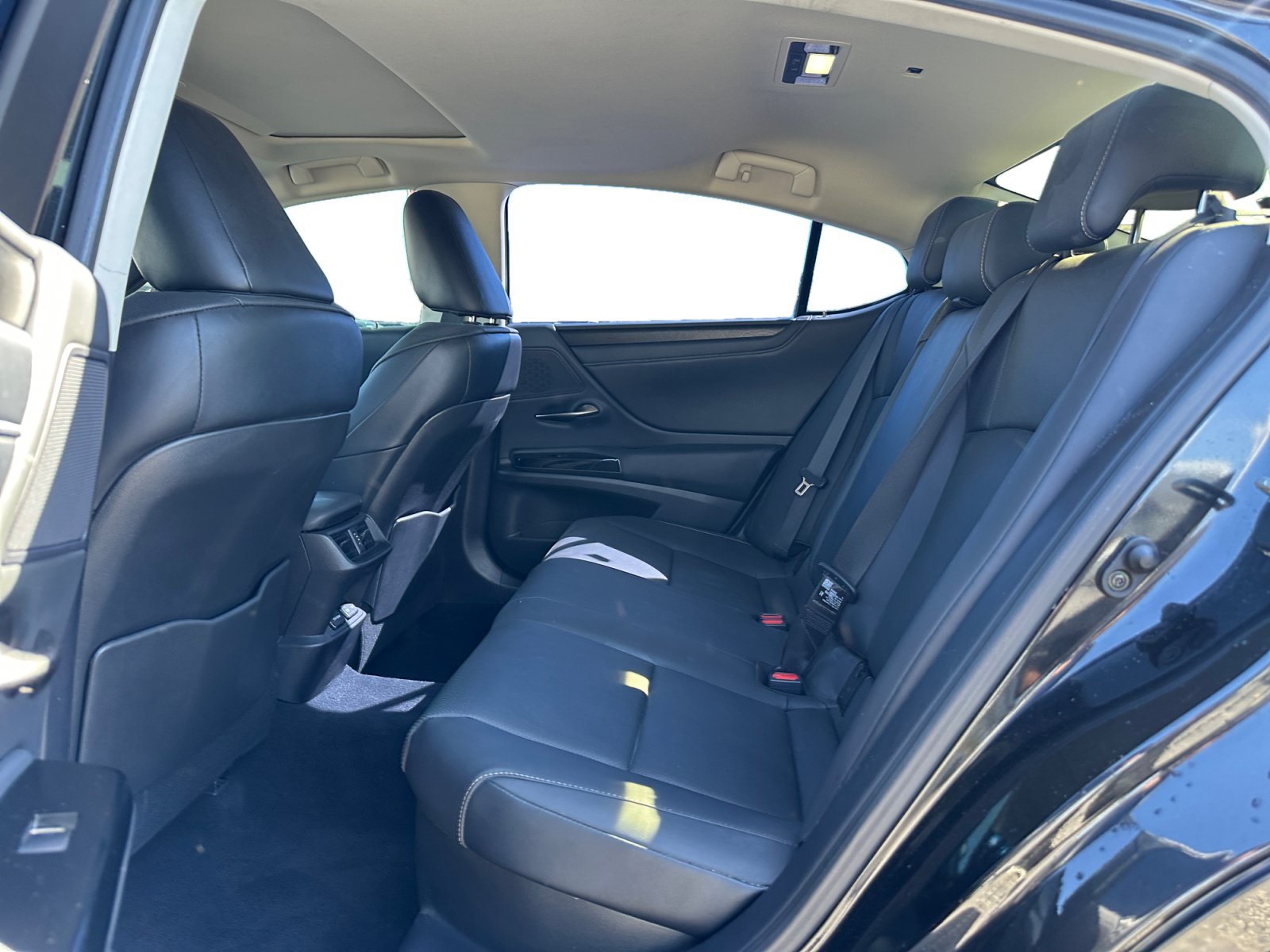Used 2025 Lexus ES 300h w/ Premium Package FWD image 13