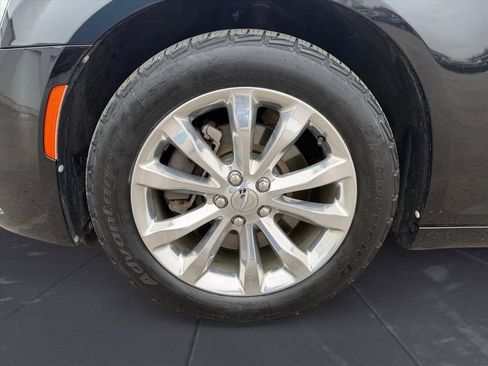 Used 2017 Chrysler 300 Limited image 10