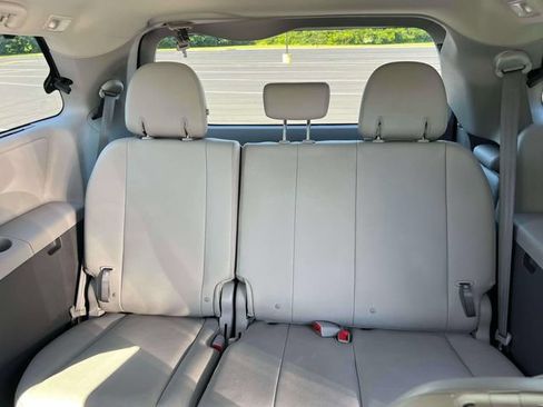 Used 2017 Toyota Sienna XLE w/ XLE Navigation Package FWD image 31