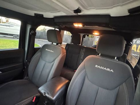 Used 2016 Jeep Wrangler Unlimited Sahara w/ Connectivity Group image 17