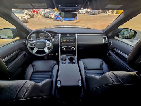 Used 2025 Land Rover Discovery Dynamic SE AWD/4WD image 2