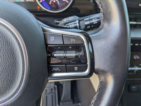 Used 2023 Kia Carnival EX image 38