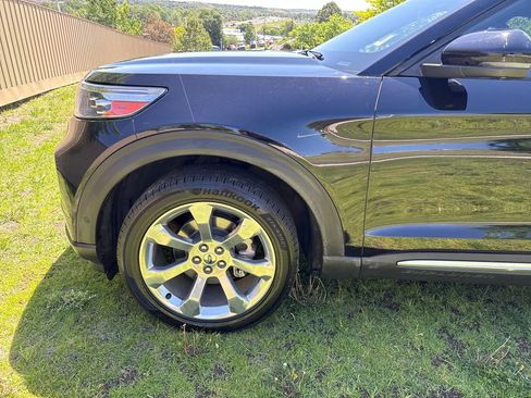 Used 2020 Ford Explorer Platinum w/ Premium Technology Package AWD/4WD image 38