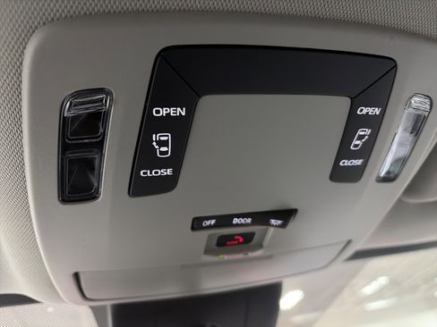 Used 2025 Toyota Sienna LE image 20