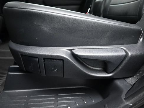 Used 2020 Toyota Highlander XLE AWD/4WD image 34