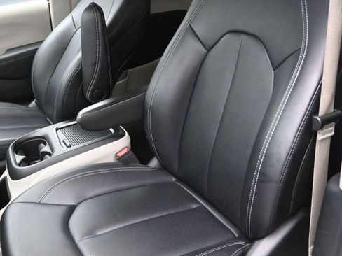 Used 2024 Chrysler Pacifica Touring-L FWD image 31